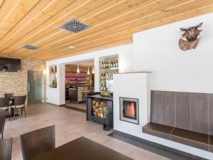 salon z kominkiem i barem w obiekcie EA Horský Hotel Hájenka w mieście Modrava