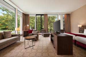 TV a/nebo společenská místnost v ubytování Hotel Dolce La Hulpe Brussels