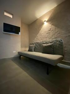 - un canapé dans une pièce avec un mur dans l'établissement MIKASA, à Naples