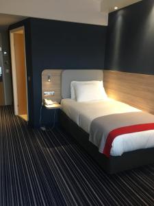 Cama ou camas em um quarto em Holiday Inn Express Geneva Airport by IHG