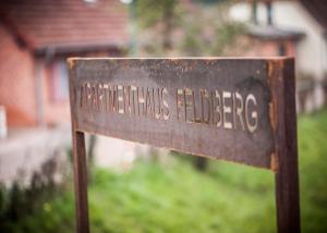 un cartel que dice Penennis Ridgeeper en frente de una casa en Apartmenthaus Feldberg, en Feldberg