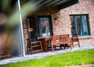 een tafel en stoelen buiten een bakstenen gebouw bij Apartmenthaus Feldberg in Feldberg