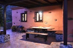 Finca Las Olivas - Unique country house with heated pool في ماسبالوماس: غرفة طعام مع طاولة ومقعد