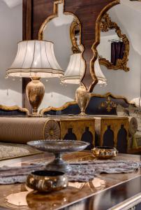 uma mesa com um candeeiro e um espelho em Tuvana Hotel em Antalya