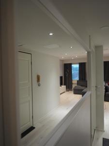 um corredor com uma porta que leva a uma sala de estar em Apartment Oulu station suite em Oulu