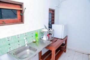 encimera de cocina con fregadero y microondas en Greenery Lanka Villa, en Unawatuna