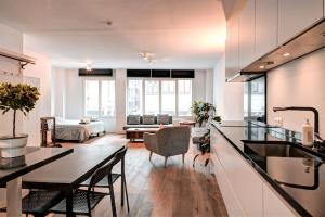アントワープにあるLight House Lodge. Apartment in Center of Antwerpのキッチン、リビングルーム(テーブル、椅子付)