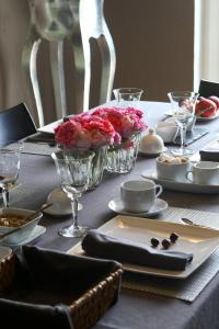 stół z tkaniną stołową z różami w środku w obiekcie B&B LES CRESSES w mieście Ciney