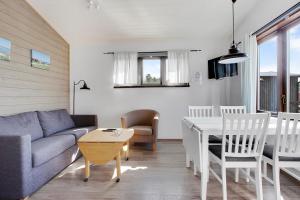 a living room with a couch and a table at Fide Äventyrsby & Camping in Fidenäs