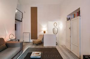 ローマにあるFul Apartment from Patti and Robi to San Pietro - Romeのリビングルーム(ソファ、椅子付)