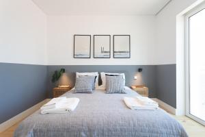 Tempat tidur dalam kamar di FLH Cais Sodré Modern Flat