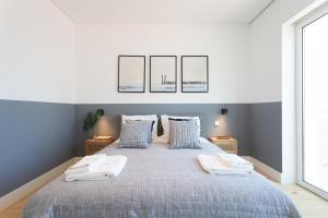 Un dormitorio con una cama grande con toallas. en FLH Cais Sodré Modern Flat, en Lisboa