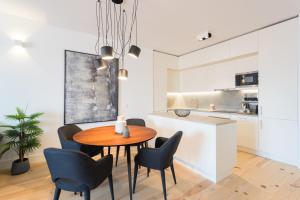 Una cocina y un comedor con mesa y sillas. en FLH Cais Sodré Modern Flat, en Lisboa