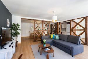 uma sala de estar com um sofá e uma mesa em FLH Baixa Trendy Apartment em Lisboa