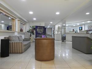 a lobby of a hospital with a waiting room at Hotel Binder Quality Inn in Mogi das Cruzes