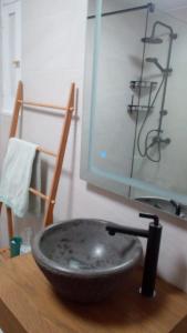 un bagno con un lavandino nero su un tavolo di Aloha Miami a Miami Platja