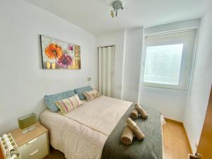 バルセロナにあるNova Mar Bella Apartmentの小さなベッドルーム(ベッド1台、窓付)