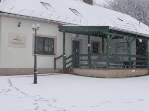 Tündérgyöngye Apartmanház v zimě