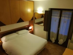 Posteľ alebo postele v izbe v ubytovaní Hotel Lo Scoiattolo