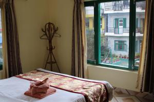 Llit o llits en una habitació de Hotel Noble Inn花椒客栈