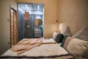 een slaapkamer met een groot bed en een douche bij W18 Design Apartments - Budapest Downtown in Boedapest