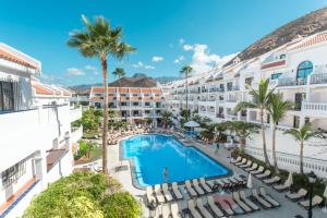 einen Luftblick auf das Resort mit einem Pool und Palmen in der Unterkunft Beverly Hills Heights - Excel Hotels & Resorts in Los Cristianos