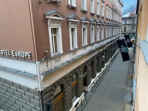 Old Town Premium Apartment في سراييفو: منظر من الشرفة على مبنى