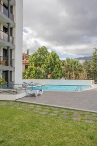 フンシャルにあるFLH Funchal Amazing Sea View Apartment with Poolの建物からスイミングプールを望めます。