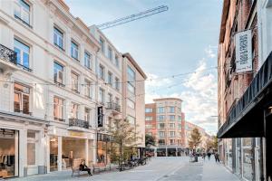 une rue vide dans une ville avec des bâtiments dans l'établissement Cute Cozy Apartment in Historic Center, à Anvers