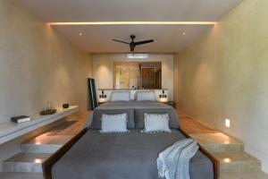 ein Schlafzimmer mit einem großen Bett in einem Zimmer in der Unterkunft Casa Agape Boutique Hotel Rooftop Pool & Beach club access in Tulum