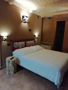 Un pat sau paturi într-o cameră la Hotel Lo Scoiattolo