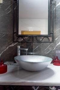 umywalka w łazience z dużym lustrem w obiekcie Villa DK w Prewezie +37 zdjęć
