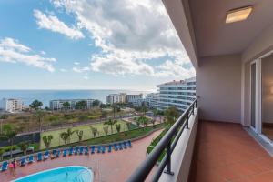 En balkong eller terrass på FLH Funchal Sea View Apartment with Pool