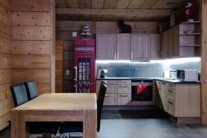 Kuchyň nebo kuchyňský kout v ubytování Hotel L'Etable