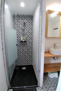 un bagno con doccia e lavandino di Superbe studio entre le port et le centre ville - LIT KING-SIZE, WiFi & NETFLIX gratuit a Saint-Brieuc