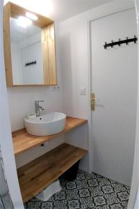 un bagno con lavandino e specchio di Superbe studio entre le port et le centre ville - LIT KING-SIZE, WiFi & NETFLIX gratuit a Saint-Brieuc