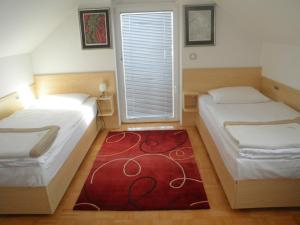 Cama o camas de una habitación en Apartments and Rooms Oliviers