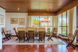 comedor con mesa y sillas en FLH Luxury Villa Mar with Private Sea Access, en Caniçal