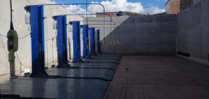 uma fila de postes azuis no lado de um edifício em Hotel Maria Fernanda Inn em Zitácuaro