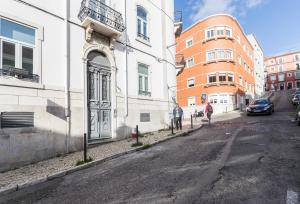 リスボンにあるFLH Graça Spacious Flatの建物のある街の空き道