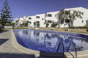 een groot zwembad voor een gebouw bij FLH Gaivotas Cozy House in Porches
