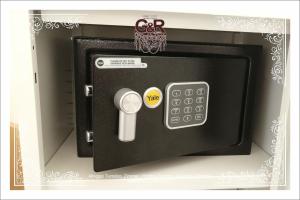 a picture of a toy microwave with a remote control at Alloggio Turistico GIULIETTA e Romeo - INTERO APPARTAMENTO - Villafranca di Verona, Zimmer, Holiday Rooms in Villafranca di Verona