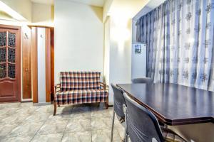 Un comedor con una mesa y una silla. en 32 Апартаменты в центре города - выбор для туриста и деловых поездок, en Almaty 4 fotos más