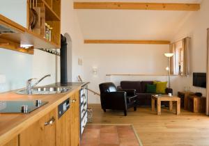巴特格里斯巴赫的住宿－GolfAmGutshof18，厨房和带沙发的客厅