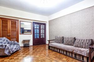una sala de estar con un sofá y una mesa en 32 Апартаменты в центре города - выбор для туриста и деловых поездок, en Almaty