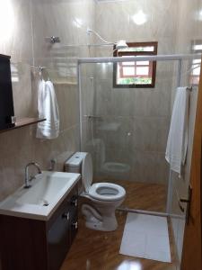 a bathroom with a toilet and a shower and a sink at Lar doce lar em Paraty in Paraty +24 photos