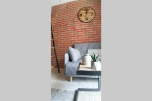 Posedenie v ubytovaní Cosy Industrial Style Little Home just 5minutes from Waterfront