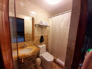 Ένα μπάνιο στο Apart Hotel El Doral