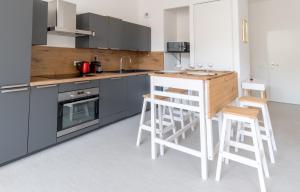 een keuken met een aanrecht en krukken. bij Séjour chez le Marin in Le Havre