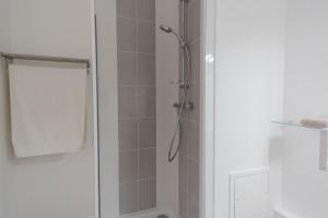 een badkamer met een douche met een glazen deur bij Séjour chez le Marin in Le Havre +35 foto's